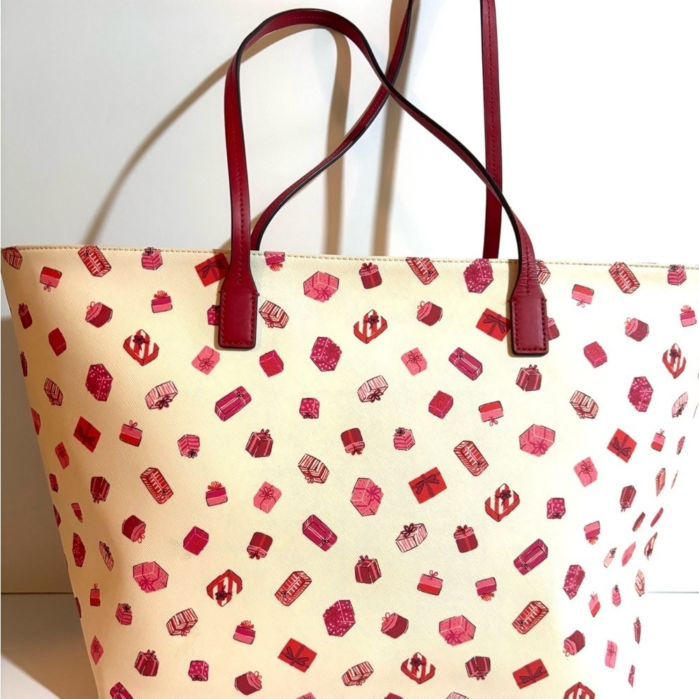 Kate spade margareta Stylish White and Red Tote Bag - Picture 3 of 8